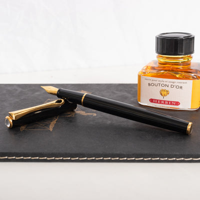 Diplomat Traveller Black Lacquer & Gold Fountain Pen