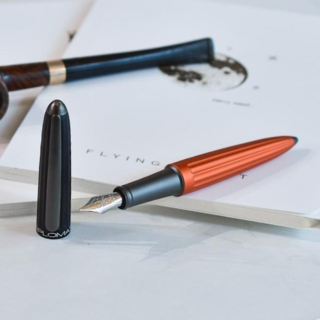 DIPLOMAT Füllhalter Aero Orange – 14 Kt Goldfeder, Aluminiumgehäuse, Mit 5 Jahren Garantie