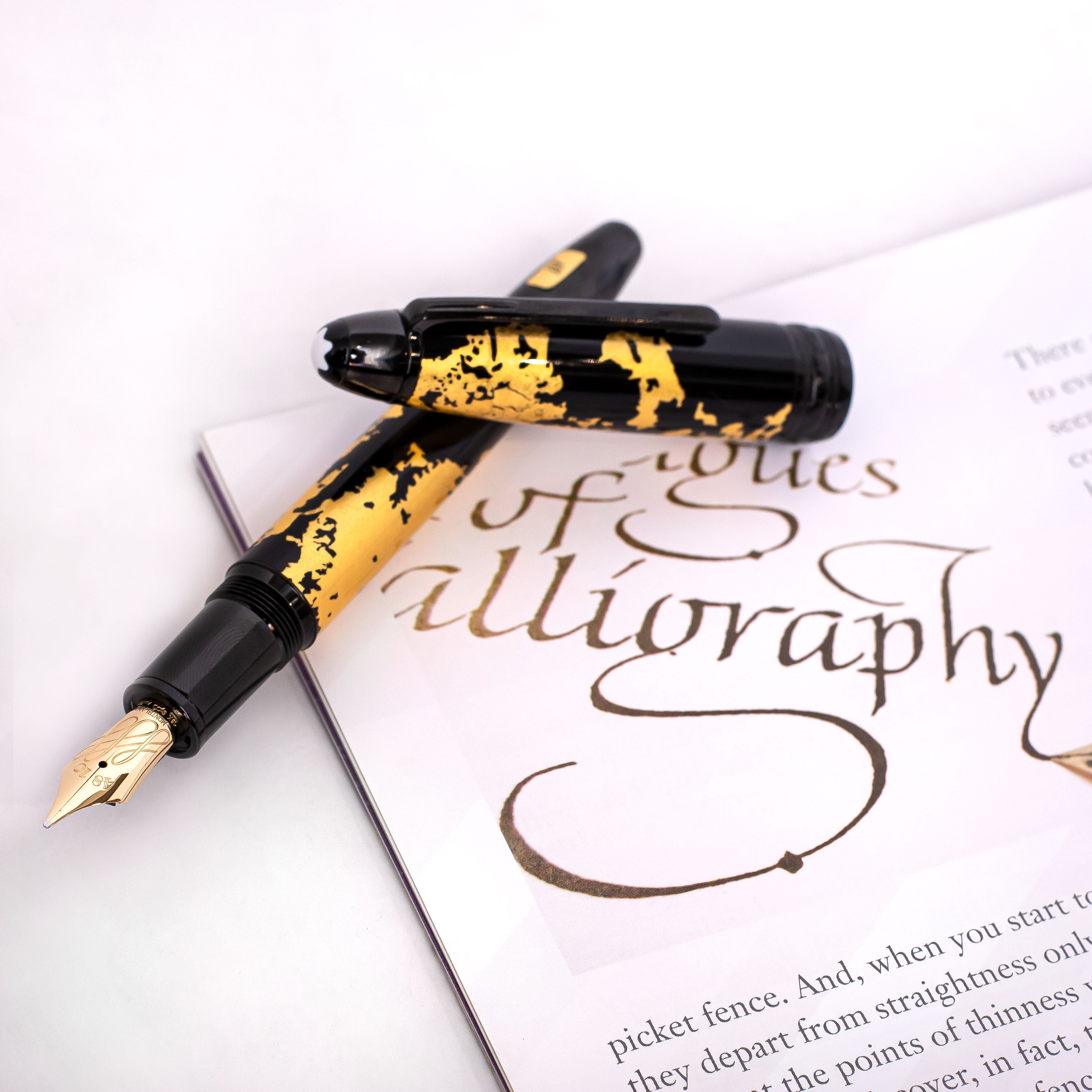 Meisterstück Solitaire Calligraphy Gold Leaf Flex Nib Fountain Pen - Luxury  Fountain pens – Montblanc® US