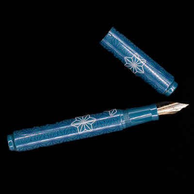 An overhead view of the AP Limited Editions Sakura Lacquer Art Fountain Pen - Snowflakes Blue uncapped.