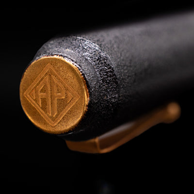 Zoomed-in view of the top of the cap with the finial on the AP Limited Editions Urushi Lacquer Art Fountain Pen - Ishiji Black & Gold.