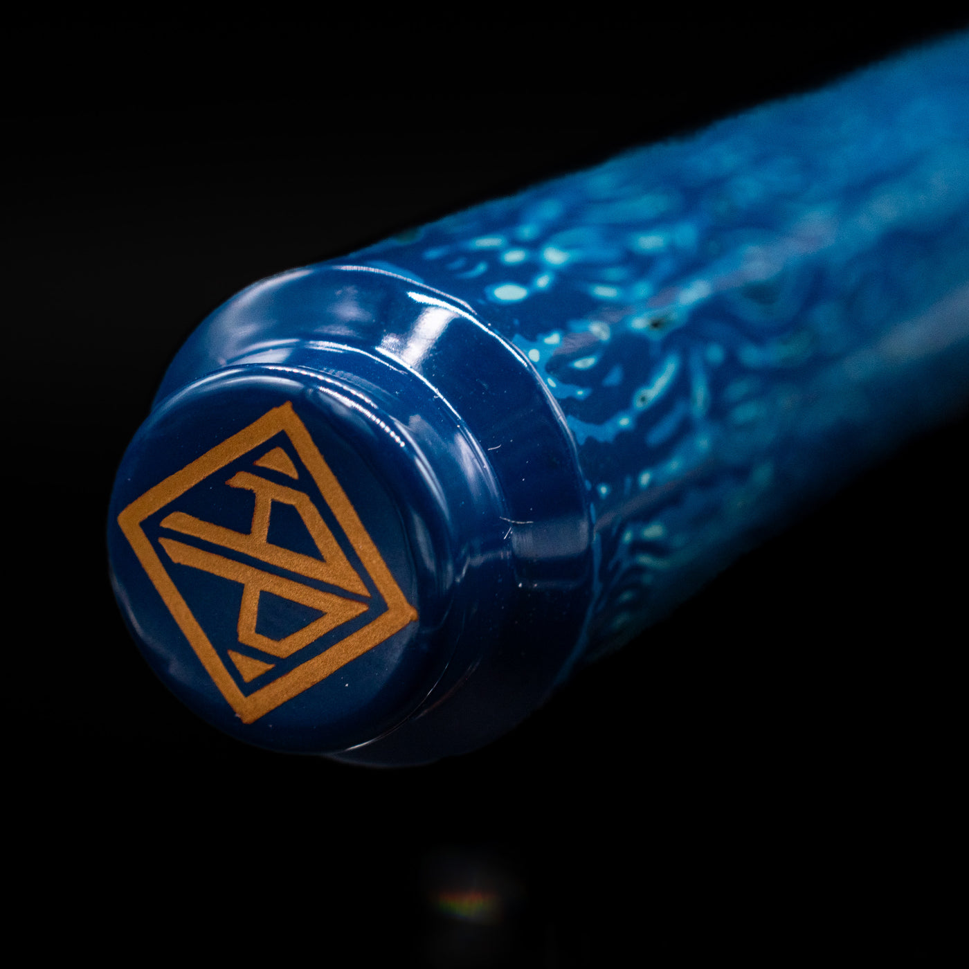 Zoomed-in view of the top of the cap with the finial on the AP Limited Editions Urushi Lacquer Art Fountain Pen - Midnight.