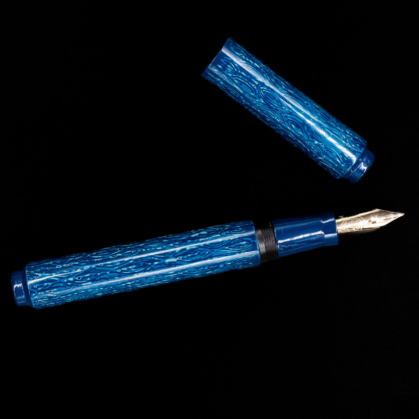 An overhead view of the AP Limited Editions Urushi Lacquer Art Fountain Pen - Midnight uncapped.