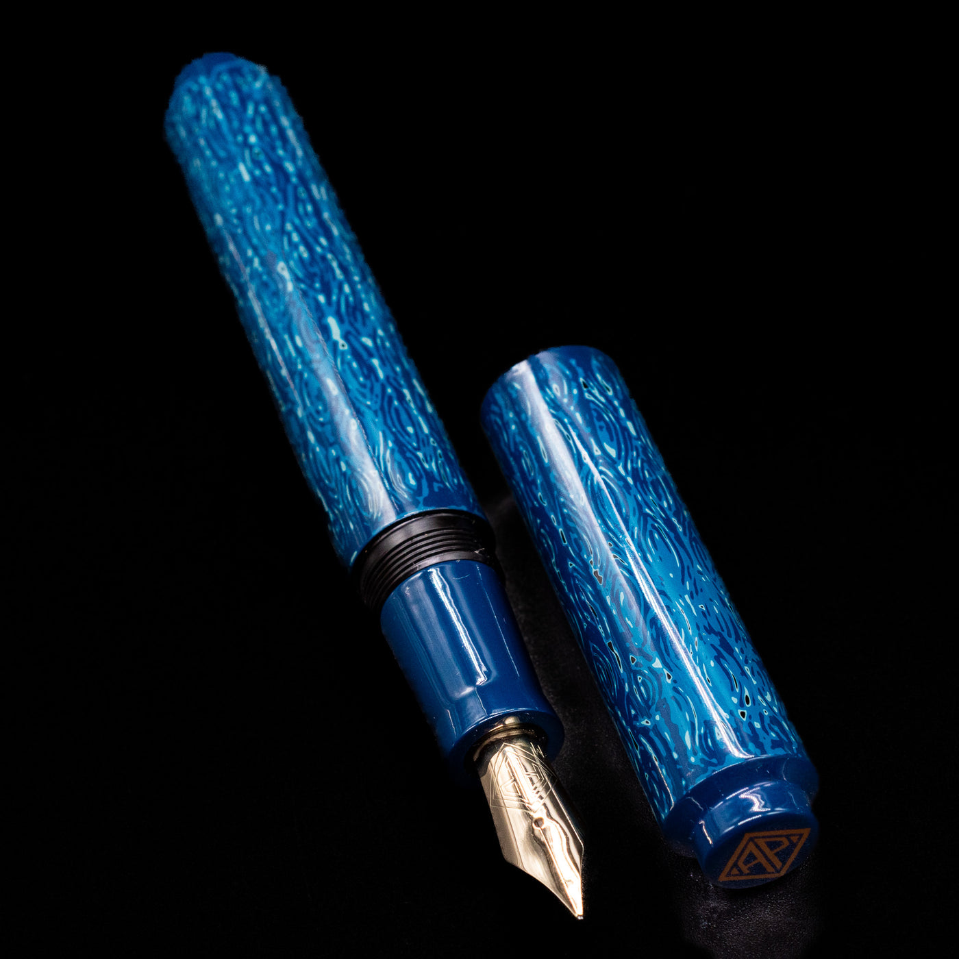  A full view of the AP Limited Editions Urushi Lacquer Art Fountain Pen - Midnight uncapped, with its cap laying next to the pen. 