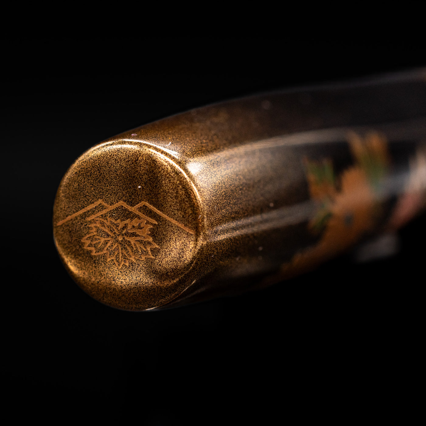 Zoomed-in view of the top of the cap with the finial on the AP Limited Editions Writer Maki-e Fountain Pen - Chrystanthemum (Prototype).