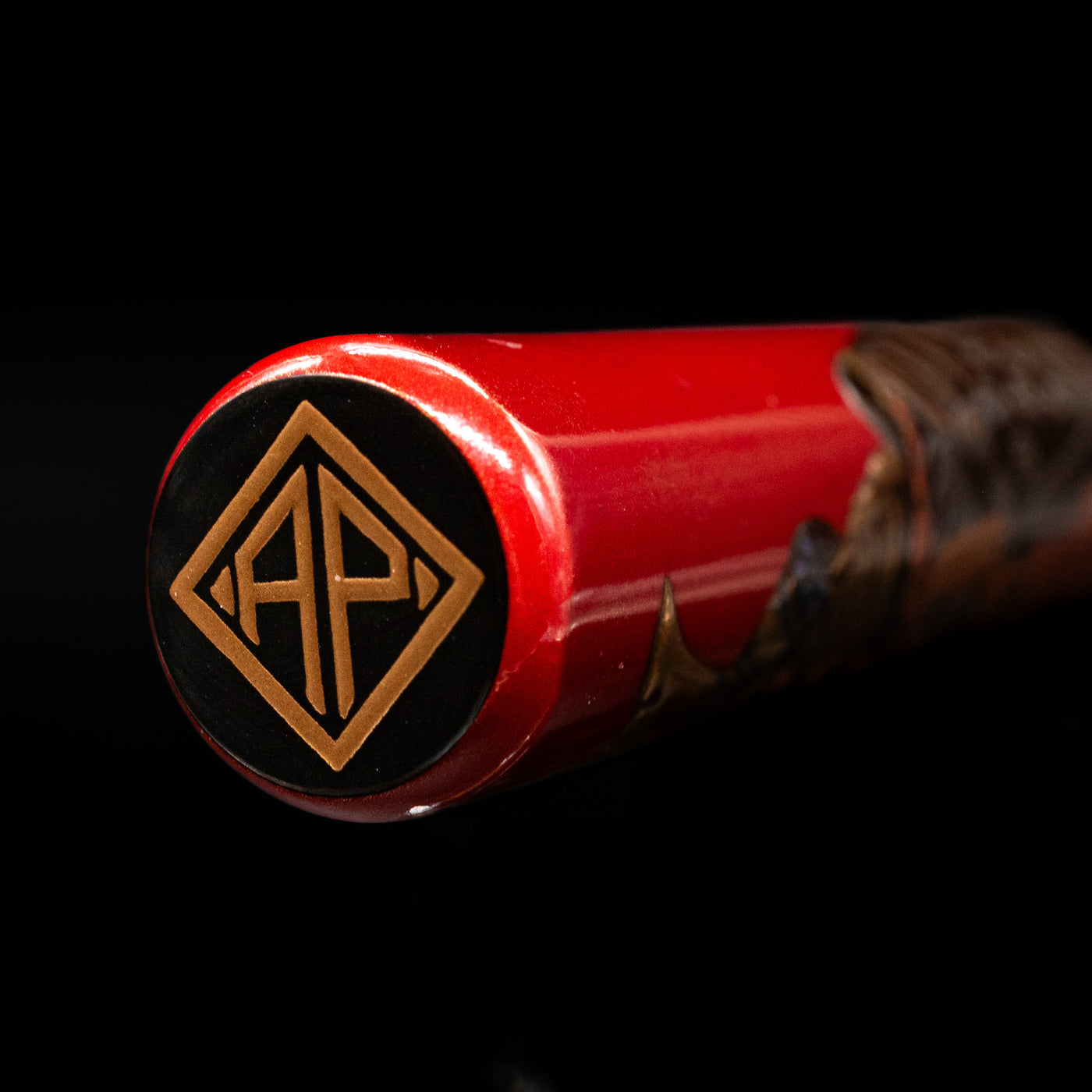 Zoomed-in view of the top of the cap with the finial on the AP Limited Editions Writer Maki-e Fountain Pen - The Pride of Samurai.