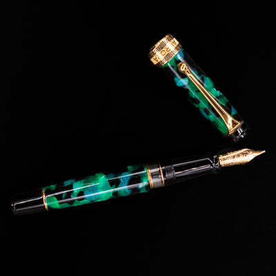 Overhead view of the Aurora Optima Auroloide Emerald Green fountain pen, emphasizing the balanced proportions, engraved cap band, and polished gold clip.