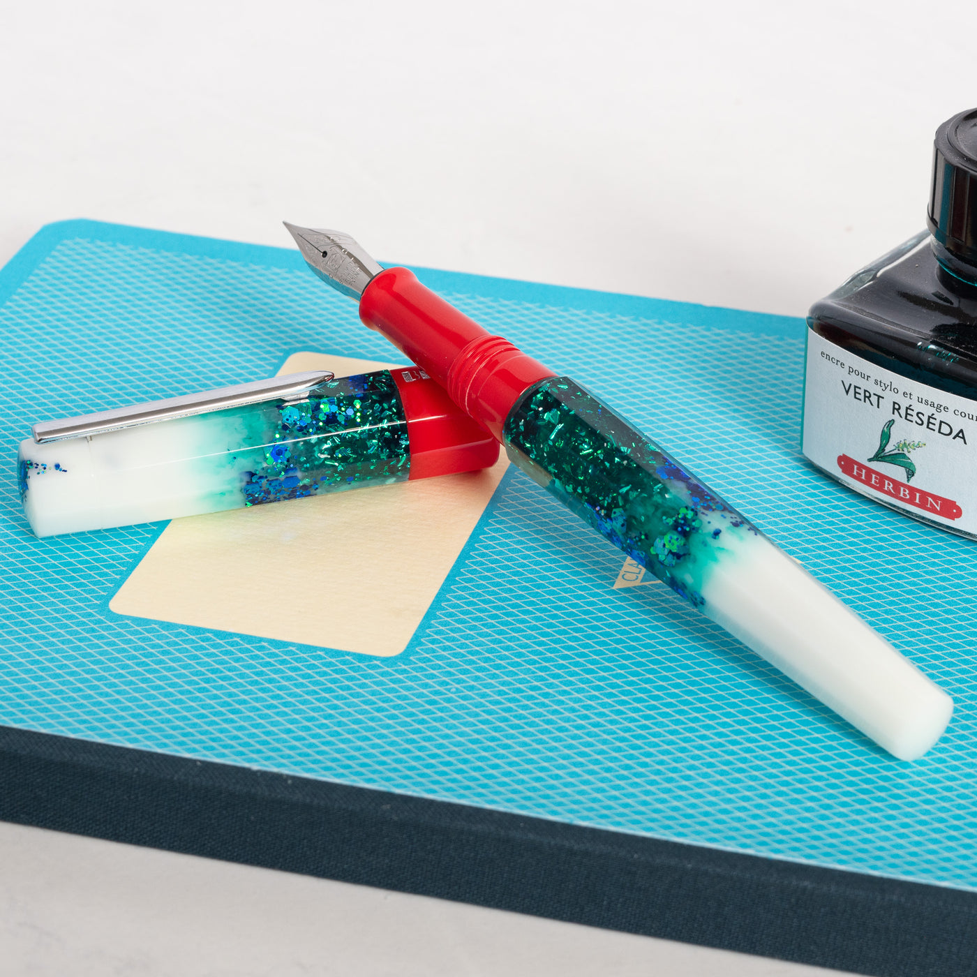 BENU Euphoria Christmas Twinkle Limited Edition Fountain Pen white green