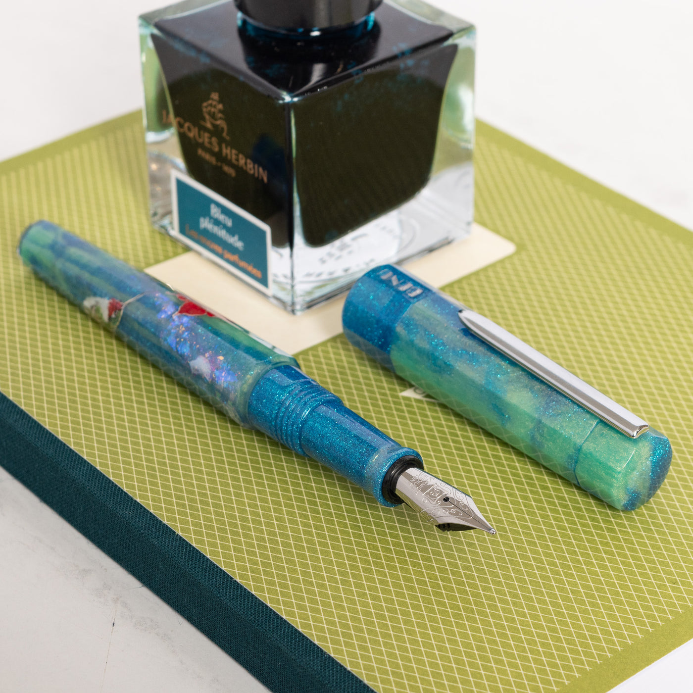 BENU Euphoria Harmony of the Hummingbird Fountain Pen sparkling resin
