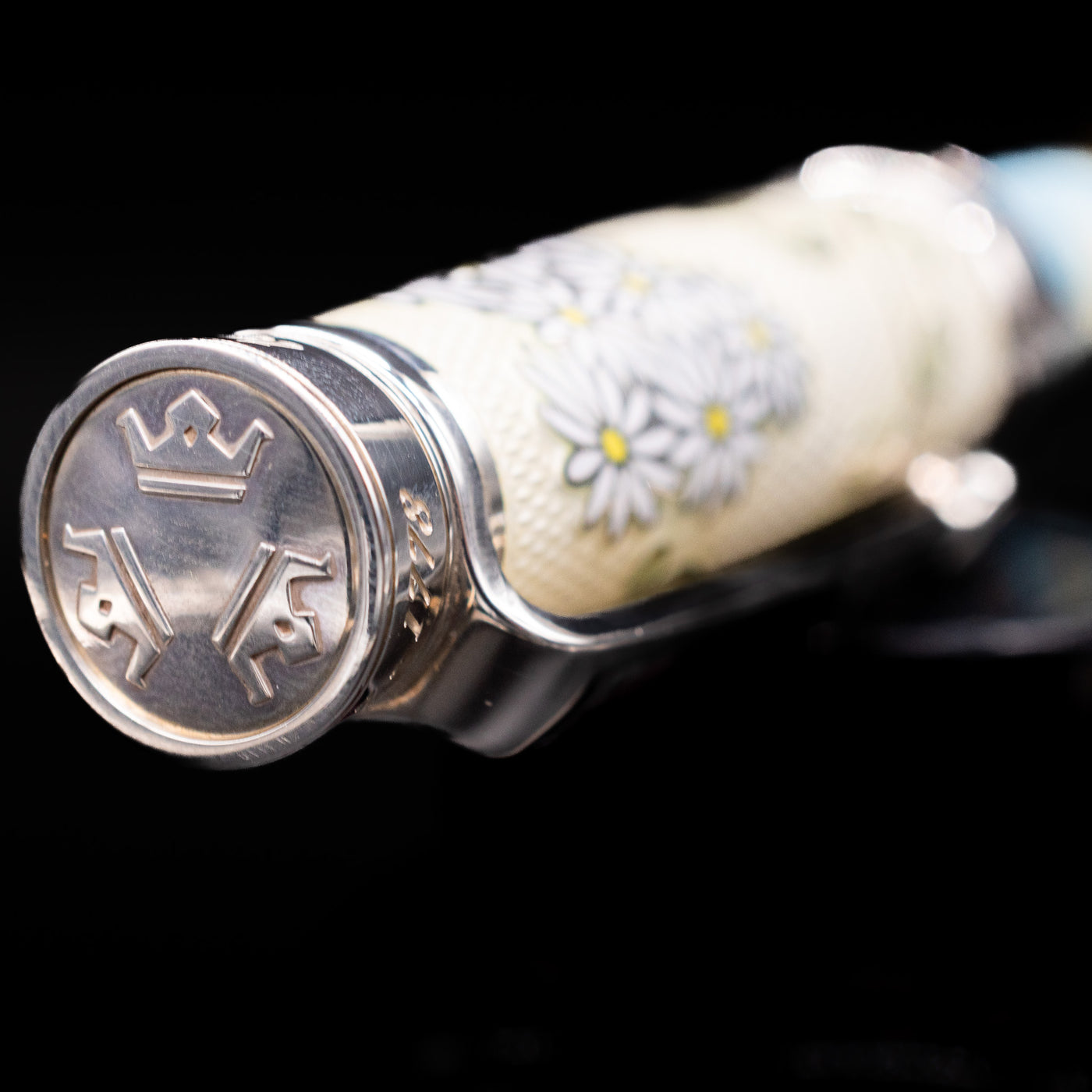 Zoomed-in view of the top of the cap with the finial on the David Oscarson Carl Linnaeus Fountain Pen - White.