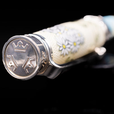 Zoomed-in view of the top of the cap with the finial on the David Oscarson Carl Linnaeus Fountain Pen - White.