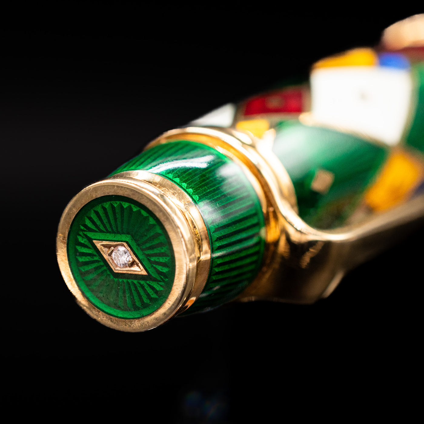 Zoomed-in view of the top of the cap with the finial on the David Oscarson Harlequin Fountain Pen - Emerald Green.