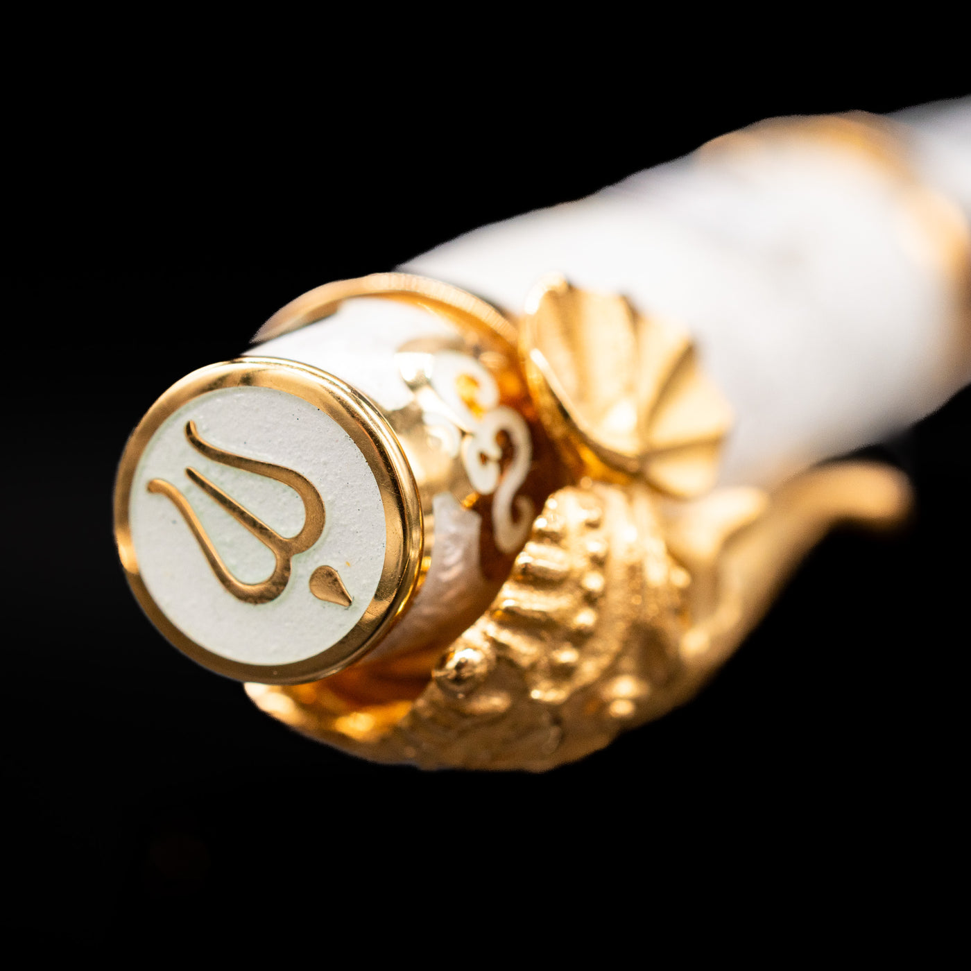 Zoomed-in view of the top of the cap with the finial on the David Oscarson Lord Ganesha Fountain Pen - White.