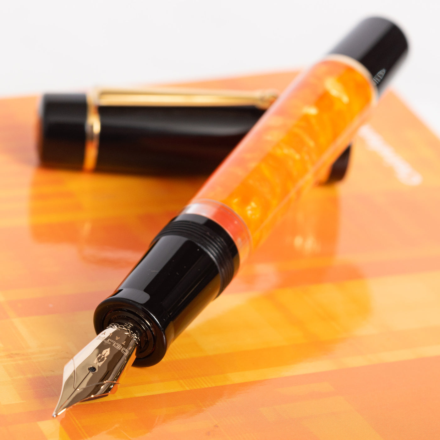 Delta DV Original Midsize Gold Fountain Pen Uncapped