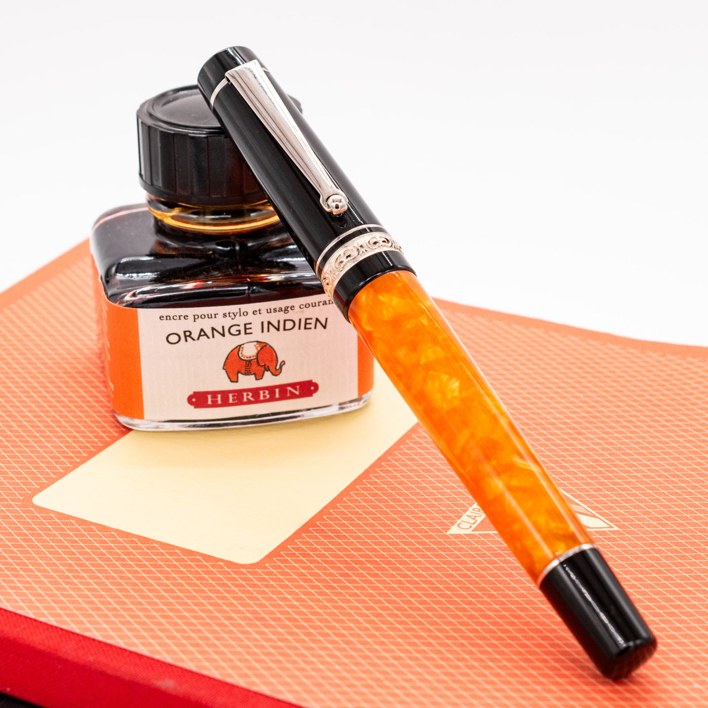 Delta DV Original Slim Fountain Pen - 14k Nib capped