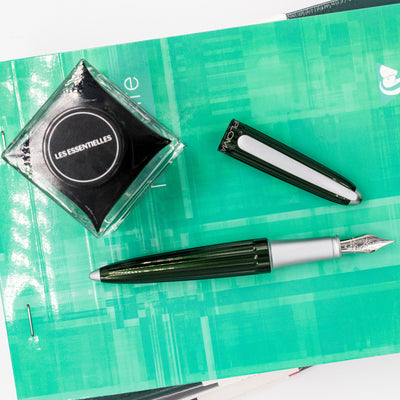 Diplomat Aero Fountain Pen - Evergreen green barrel