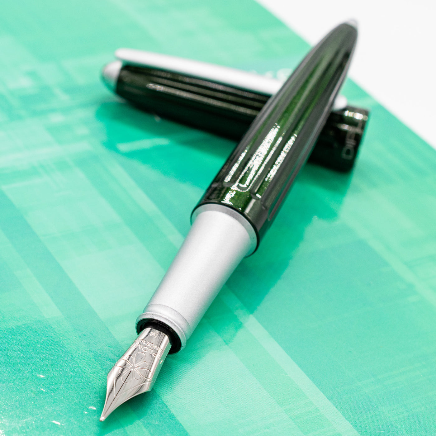 Diplomat Aero Fountain Pen - Evergreen uncapped
