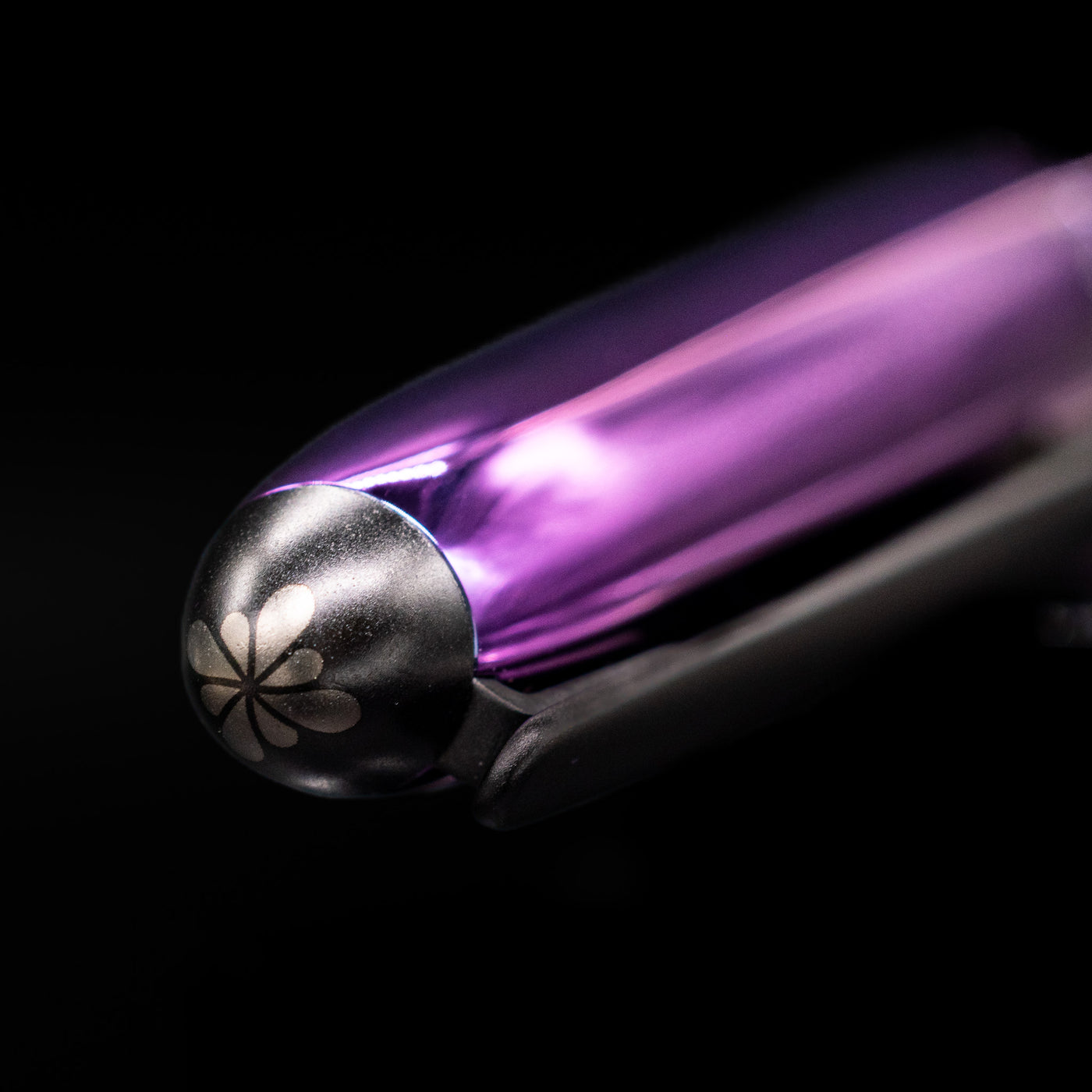 Zoomed-in view of the top of the cap with the finial on the Diplomat Aero Fountain Pen - Funky.