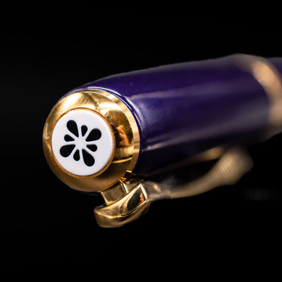  Zoomed-in view of the top of the cap with the finial on the Diplomat Excellence A2 Fountain Pen - Deep Purple.