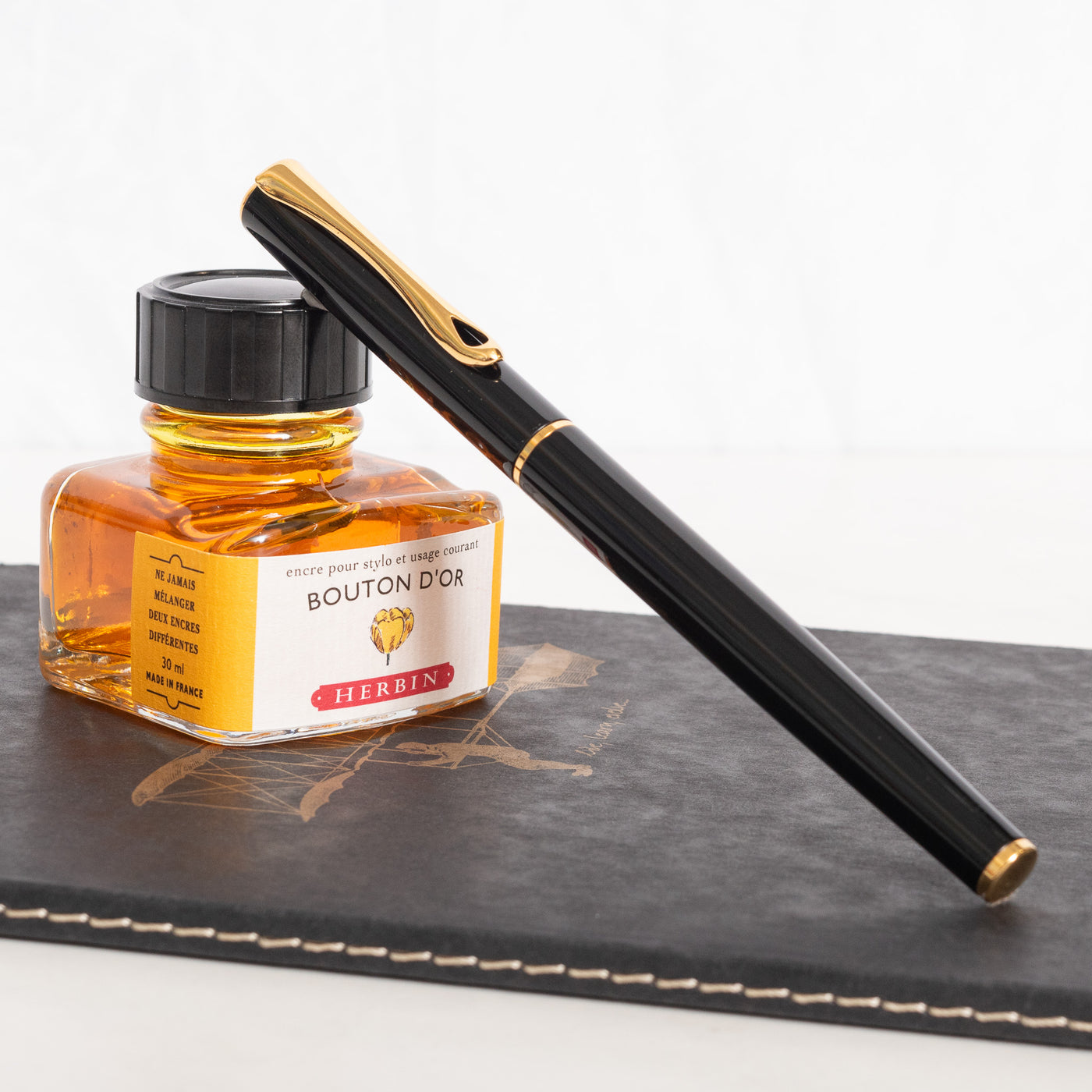 Diplomat Traveller Black Lacquer & Gold Fountain Pen Capped