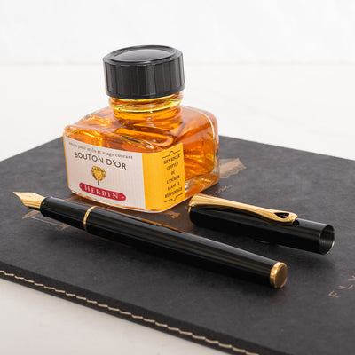 Diplomat Traveller Black Lacquer & Gold Fountain Pen Metal