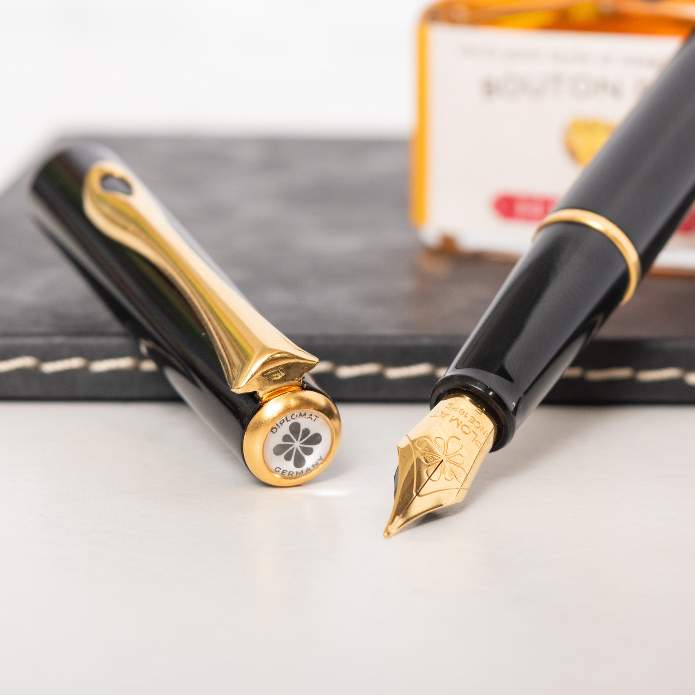 Diplomat Traveller Black Lacquer & Gold Fountain Pen Nib Details