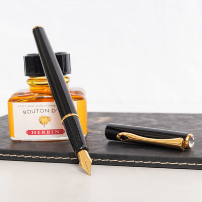 Diplomat Traveller Black Lacquer & Gold Fountain Pen Uncapped