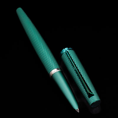 A full view of the Diplomat Viper Fountain Pen - Green uncapped, with its cap laying next to the pen. 