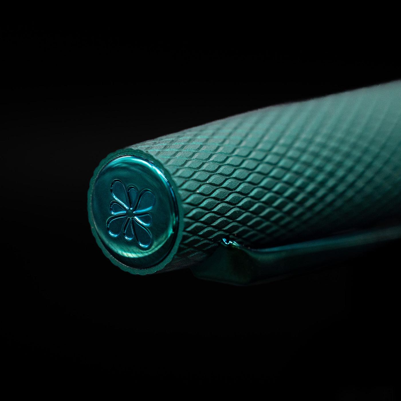 Zoomed-in view of the top of the cap with the finial on the Diplomat Viper Rollerball Pen - Green.