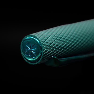Zoomed-in view of the top of the cap with the finial on the Diplomat Viper Rollerball Pen - Green.