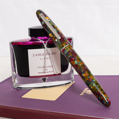 Nature-Inspired Crackle Pattern: The pen's surface showcases intricate patterns mirroring blooming flowers