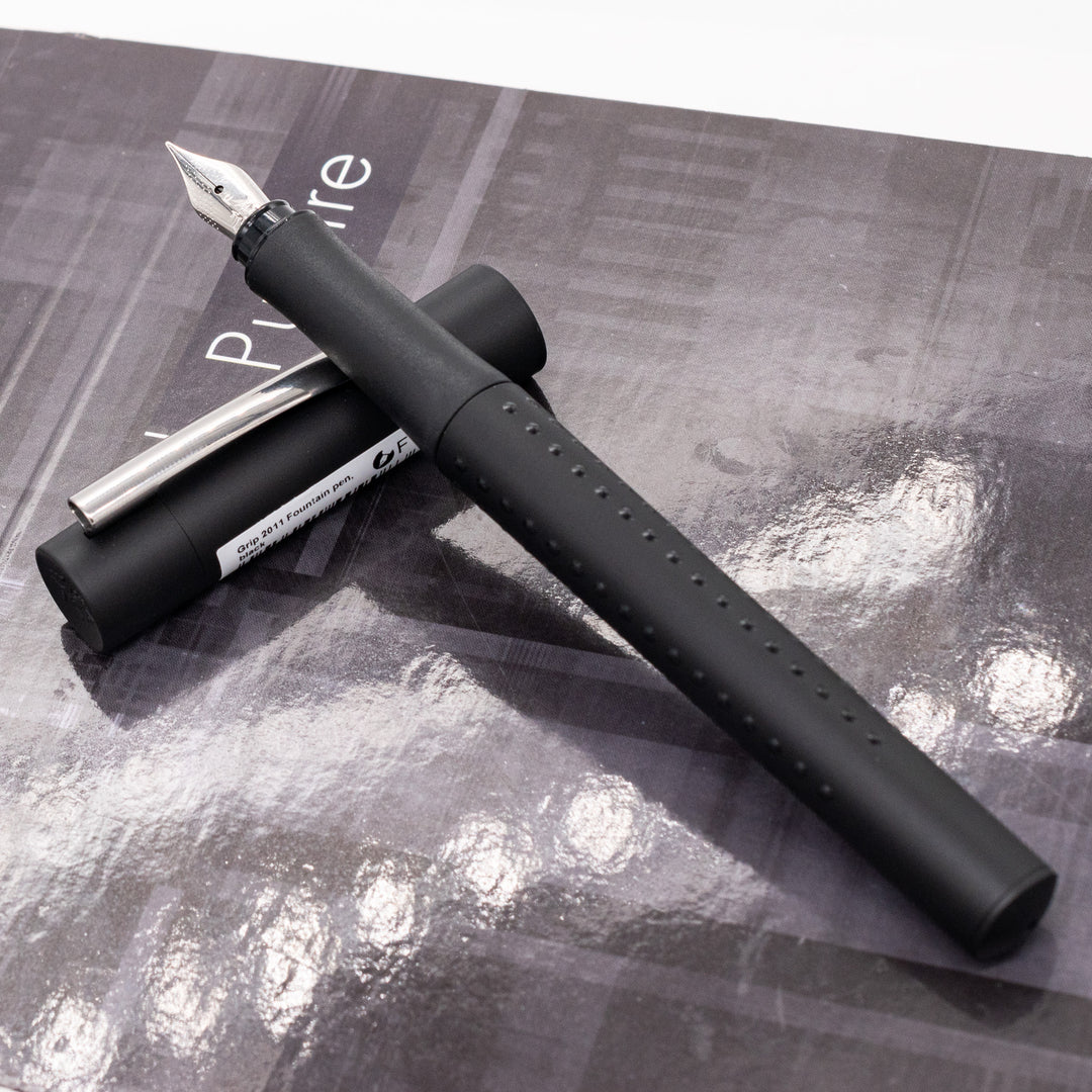 Faber-Castell Füller Grip 2011 M Schwarz Matt – Inkl. 10 Tintenpatronen, Mit Soft Grip Zone & Edelstahlfeder