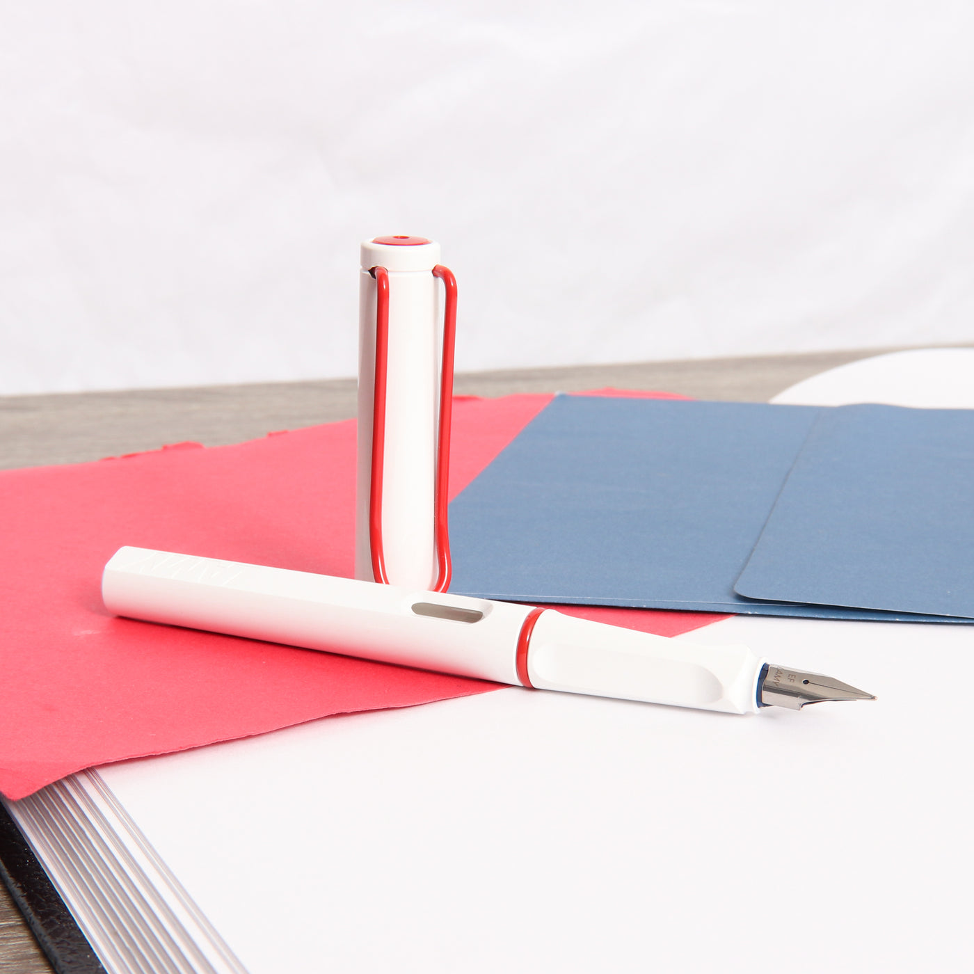     LAMY Safari Limited Edition White With Red Clip Fountain Pen Uncapped