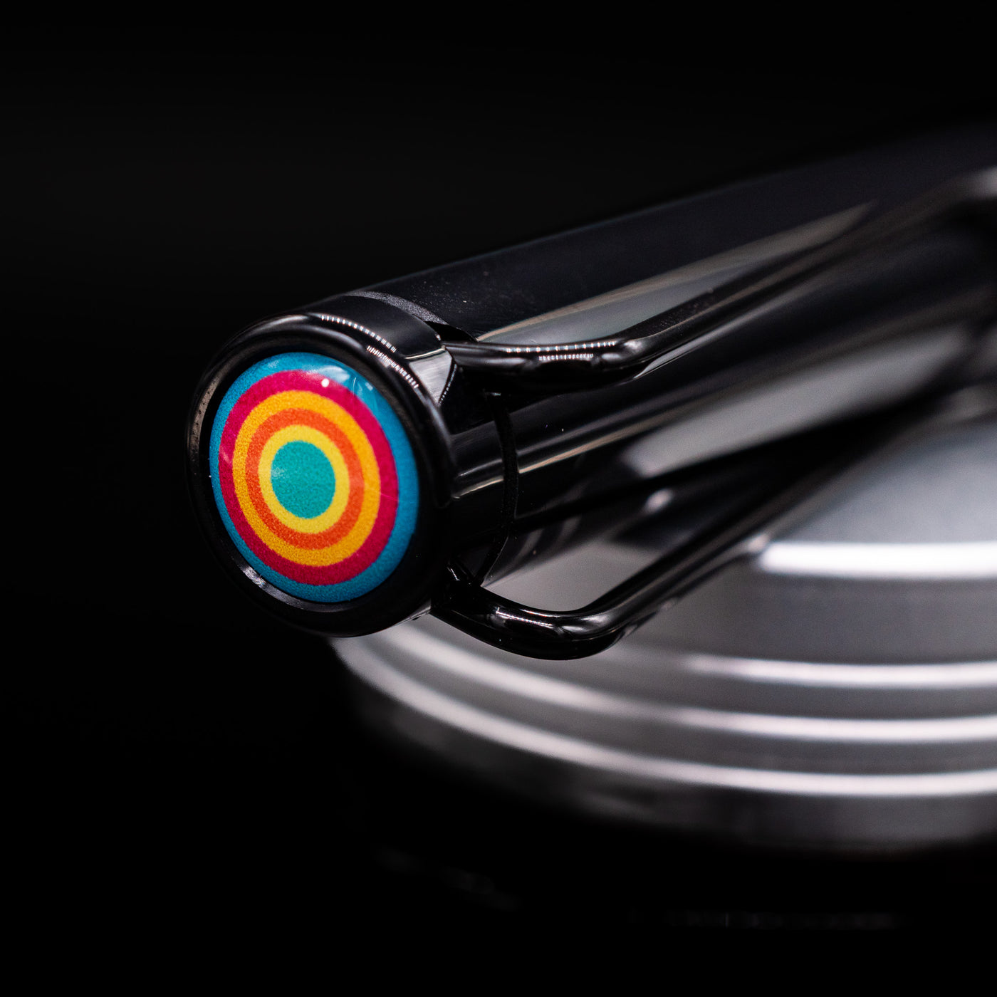 Zoomed view of the top of the cap of the LAMY Safari Multi Fountain Pen in glossy black.