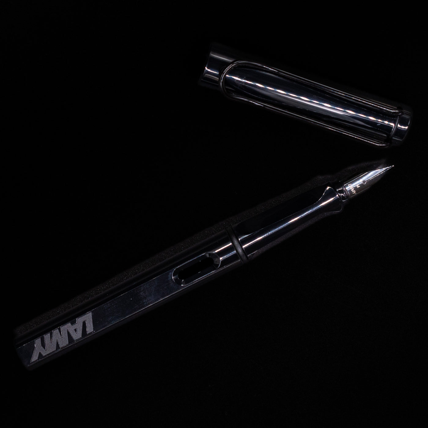 Overhead shot of the capped pen, showing clip shape and cap design of theLAMY Safari Multi Fountain Pen in glossy black.