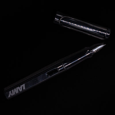 Overhead shot of the capped pen, showing clip shape and cap design of theLAMY Safari Multi Fountain Pen in glossy black.