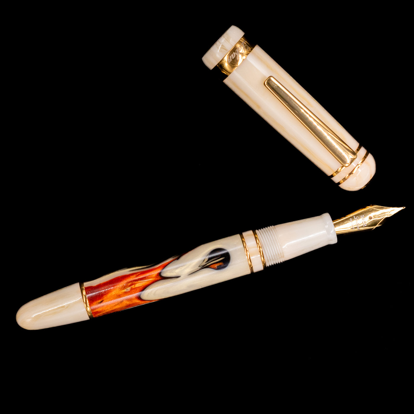 An overhead view of the Laban 326 Fountain Pen - Desert Mirage uncapped.