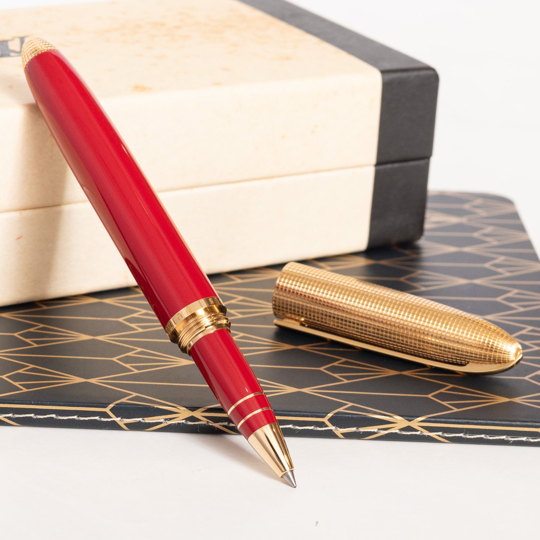 LOUIS VUITTON Doc Bordeaux Resin Lacquer GOLD Plated ROLLERBALL PEN