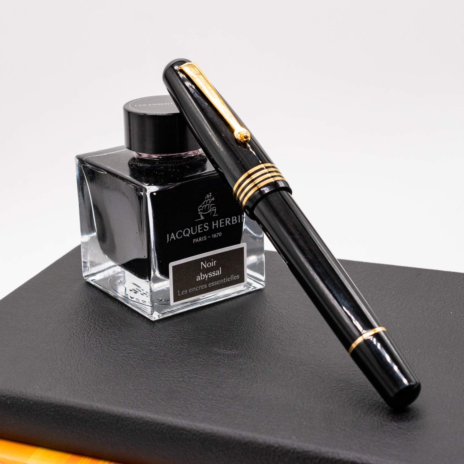 Molteni Modelo 54 Fountain Pen - Jet Black & Gold – Truphae