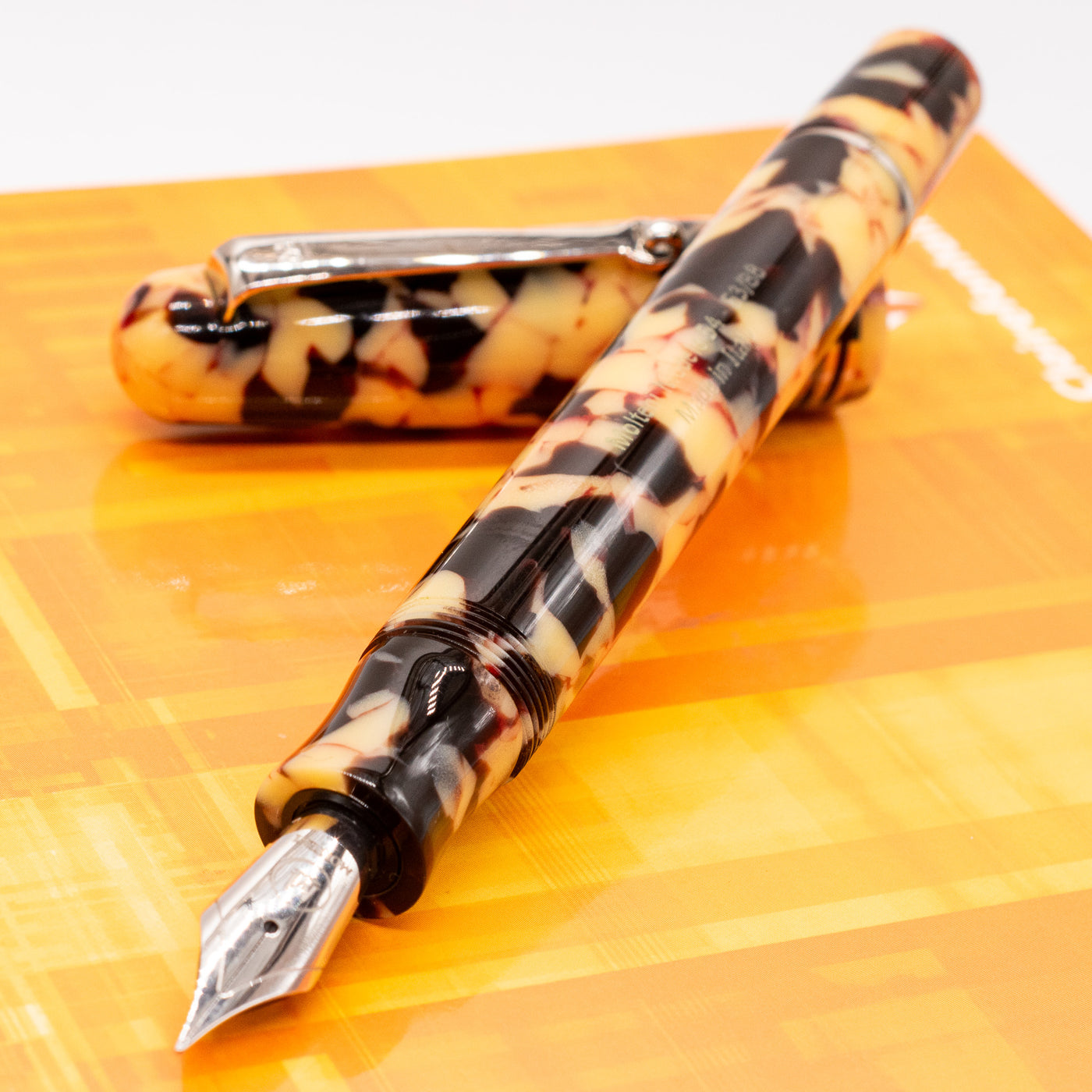 Molteni Modelo 54 Fountain Pen - Vesuvio uncapped