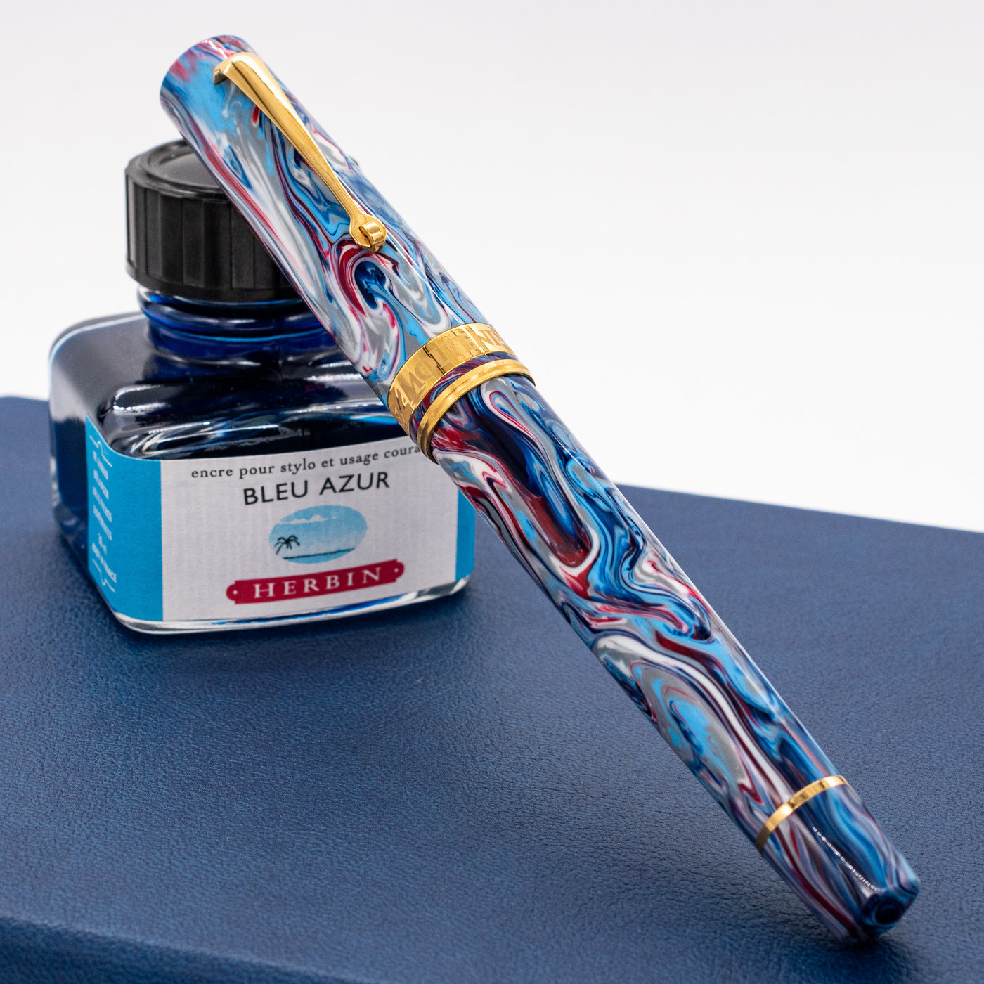 Molteni Modelo 66 Hydrangea Fountain Pen Gold Trim Capped