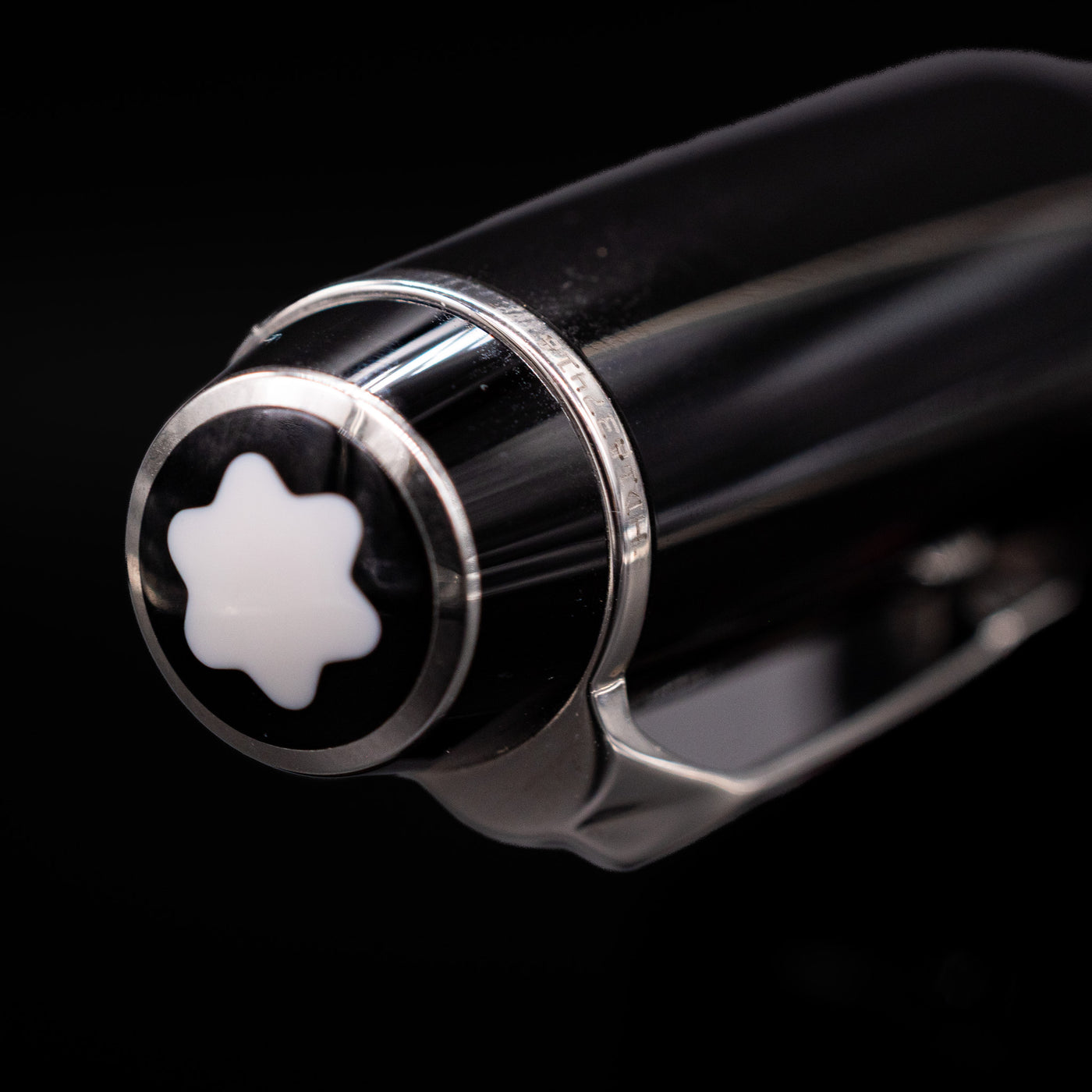 Zoomed-in view of the top of the cap with the finial on the Montblanc Boheme Jumbo Large Fountain Pen - Preowned.