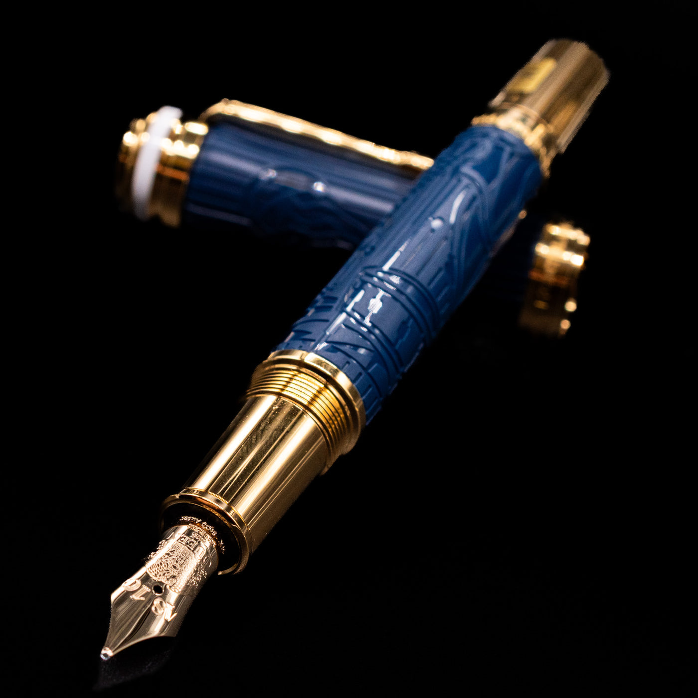 Montblanc Great Characters Homage to Queen Fountain Pen laying across its own cap, crossed, with a focus on the nib.