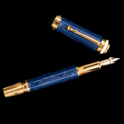 An overhead view of the Montblanc Great Characters Homage to Queen Fountain Pen uncapped.