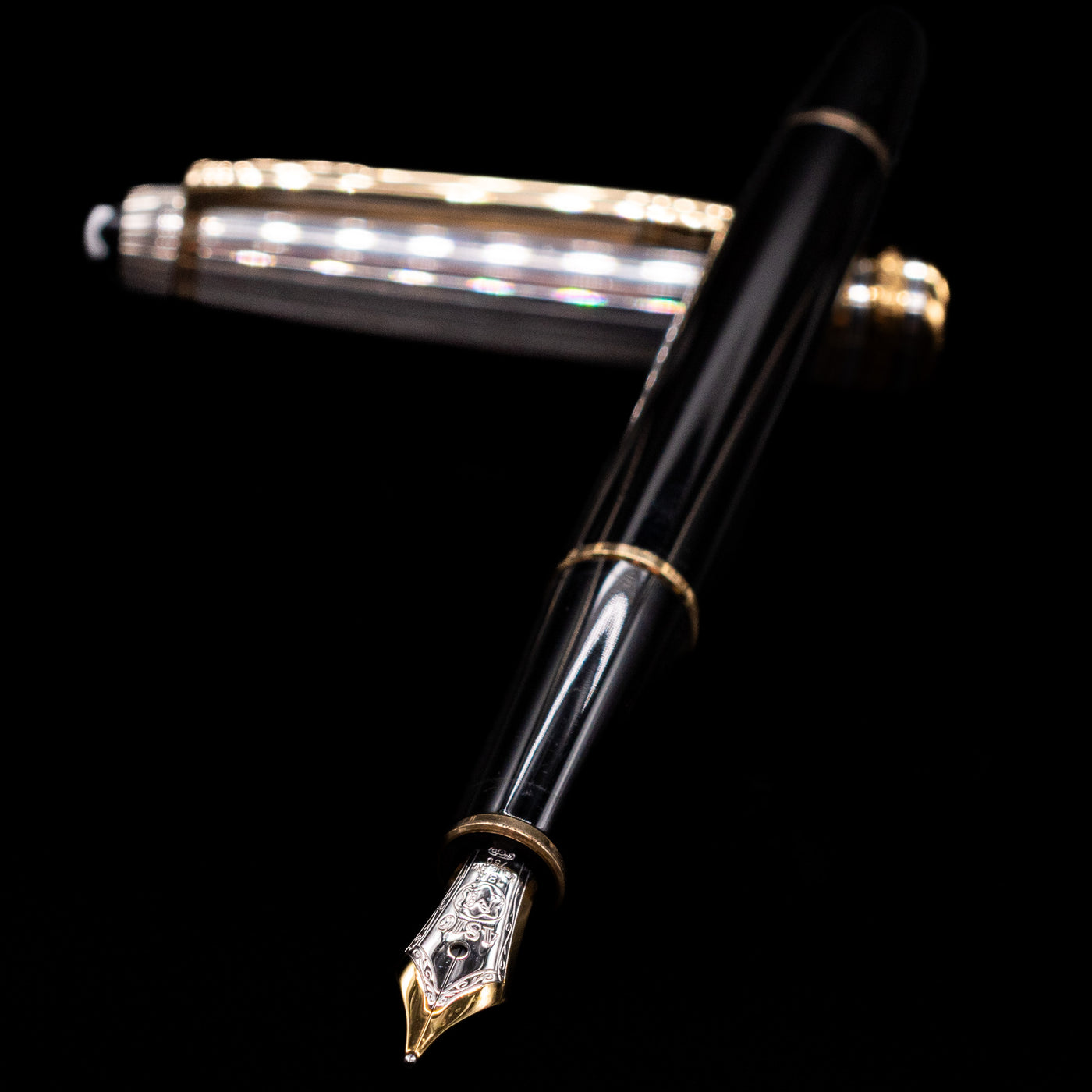 Montblanc Meisterstuck 144DS Solitaire Doue Fountain Pen - Preowned laying across its own cap, crossed, with a focus on the nib.