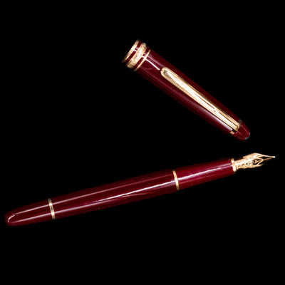 An overhead view of the Montblanc Meisterstuck 144R Bordeaux Fountain Pen - Preowned uncapped.