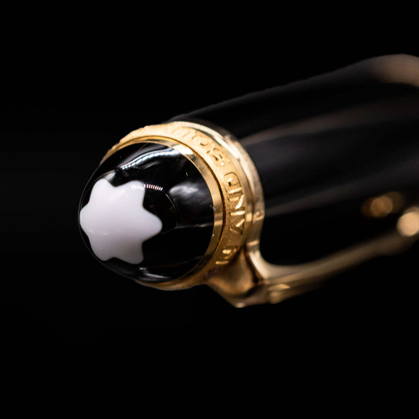 Zoomed-in view of the top of the cap with the finial on the Montblanc Meisterstuck 146 75th Anniversary Special Edition LeGrand Fountain Pen - Preowned.