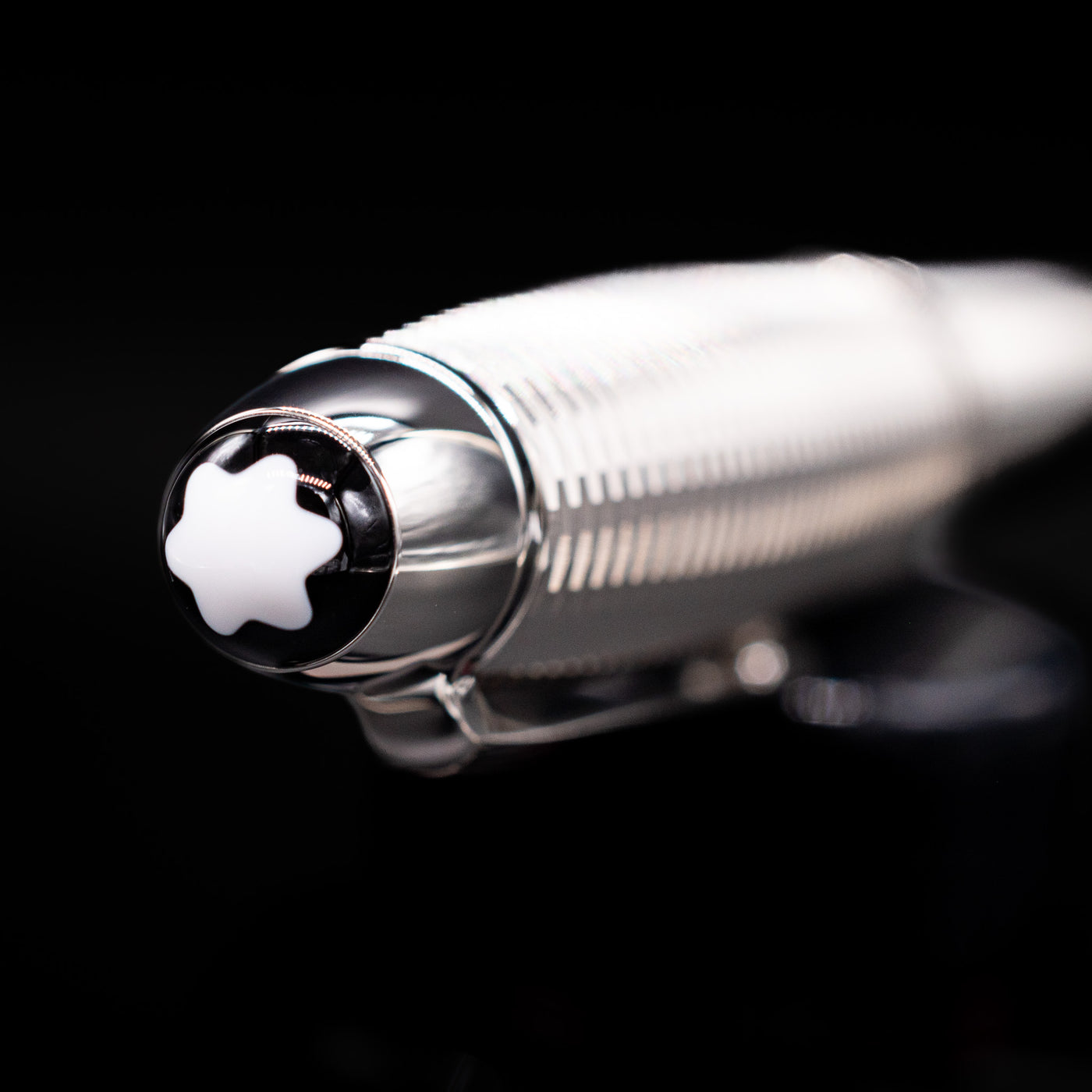 Zoomed-in view of the top of the cap with the finial on the Montblanc Meisterstuck 146 Solitaire Geometry City Edition LeGrand Fountain Pen - New York.