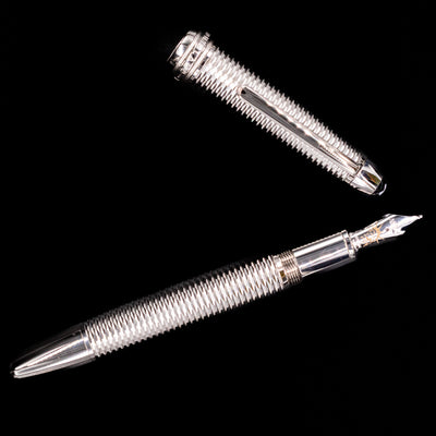 An overhead view of the Montblanc Meisterstuck 146 Solitaire Geometry City Edition LeGrand Fountain Pen - New York uncapped. 