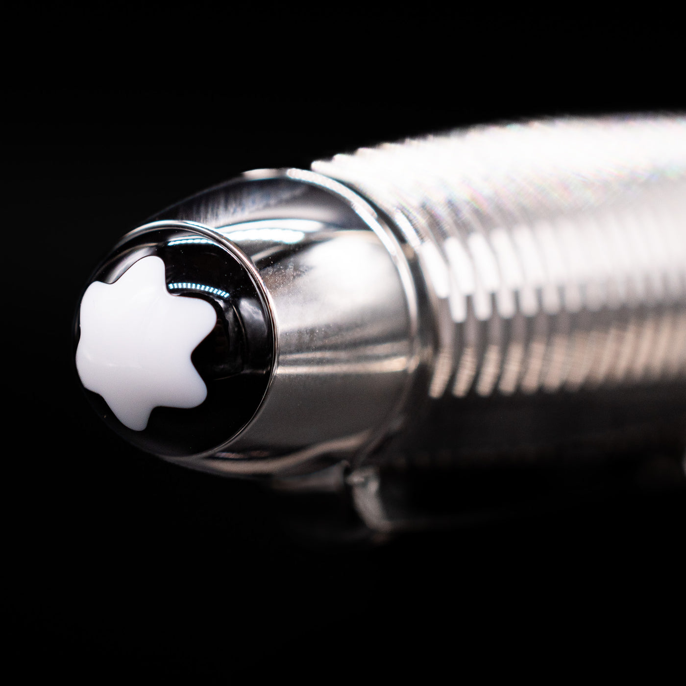 Zoomed-in view of the top of the cap with the finial on the Montblanc Meisterstuck 146 Solitaire Geometry City Edition LeGrand Fountain Pen - Tokyo.